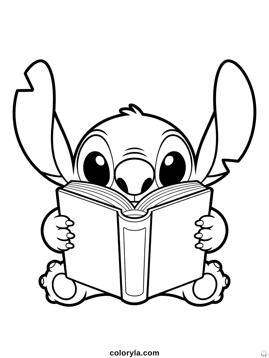 Stitch l'alien bleu assis confortablement en tenant et en lisant un gros livre épais avec une expression concentrée.