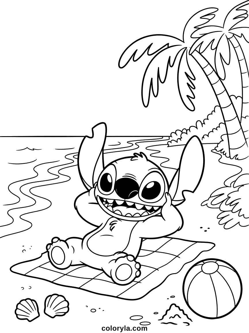Stitch se détendant paisiblement sur une plage de sable avec palmiers, vagues océanes et paysage tropical ensoleillé en arrière-plan.