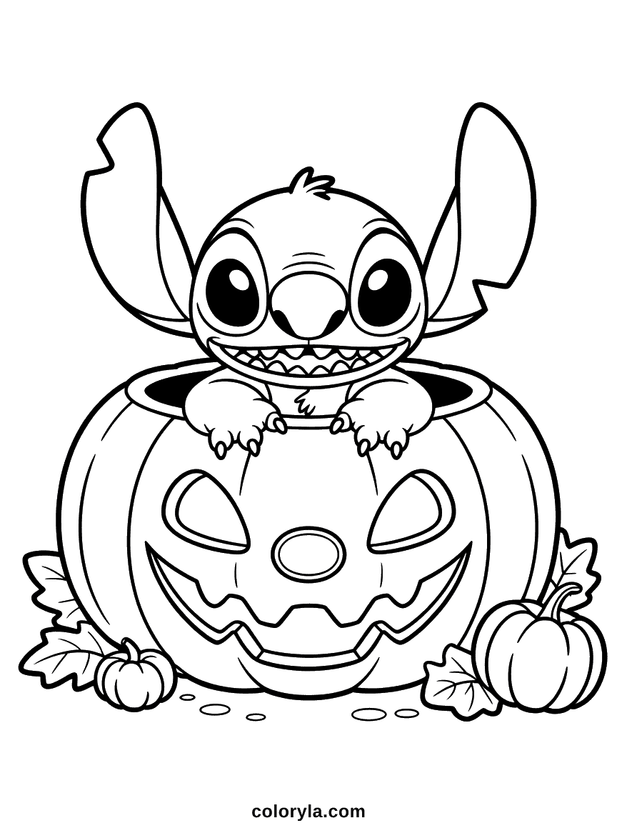 Stitch assis à l'intérieur d'une grande citrouille jack-o-lantern avec un visage ciselé, regardant dehors joyeusement pour Halloween.