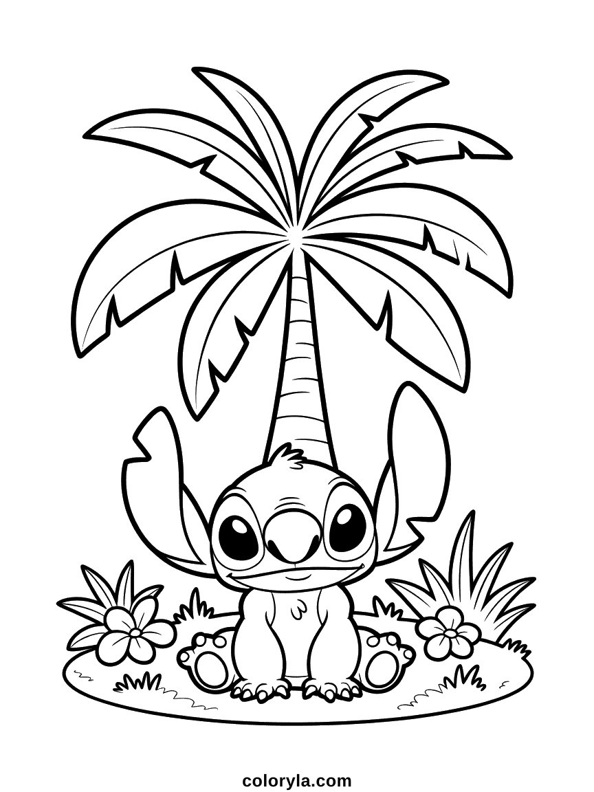 Stitch assis tranquillement sous un grand palmier avec feuillage tropical, sol de sable et atmosphère insulaire paisible.
