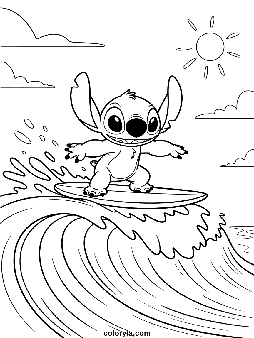 Stitch surfant sur une planche de surf chevauchant une grande vague océane bleue avec eau éclaboussante et plage de sable en arrière-plan.