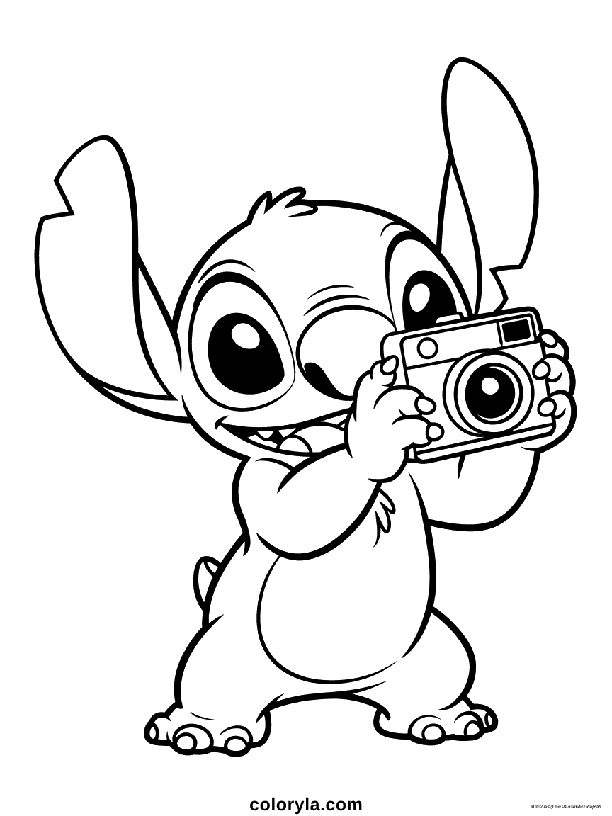 Stitch tenant un appareil photo contre son visage, regardant à travers le viseur avec une expression concentrée prêt à prendre une photo.